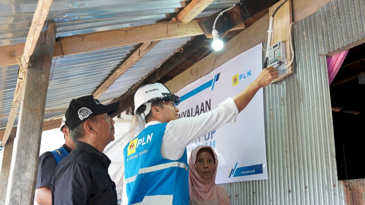Bertahun-Tahun Menumpang Listrik, Rumah Ibu Daeng Kanang Kini Terang Berkat PLN