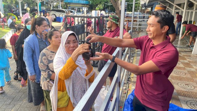 PLN UIP Sulawesi bagi hewan kurban kepada masyarakat di sekitar kantor. Foto: Istimewa.
