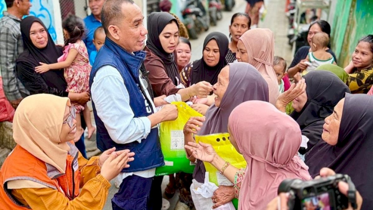 Berbagi Kebahagian Ala Rudianto Lallo, Blusukan dari Rumah ke Rumah Bagi Sembako