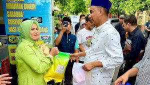 Blusukan ke Karampuang, Anggota DPR RI Rudianto Lallo Door to Door Bagikan Sembako
