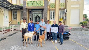 FIFGROUP Cabang Makassar II Berbagi Hewan Kurban untuk Masyarakat Nusa Tamalanrea Indah