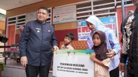 Kunjungi Warga di Kecamatan Pulau Sangkarang, Munafri Salurkan Bantuan Beasiswa Rp2,1 Miliar