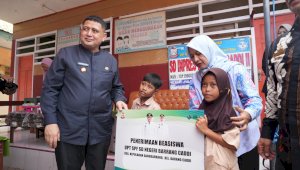 Kunjungi Warga di Kecamatan Pulau Sangkarang, Munafri Salurkan Bantuan Beasiswa Rp2,1 Miliar
