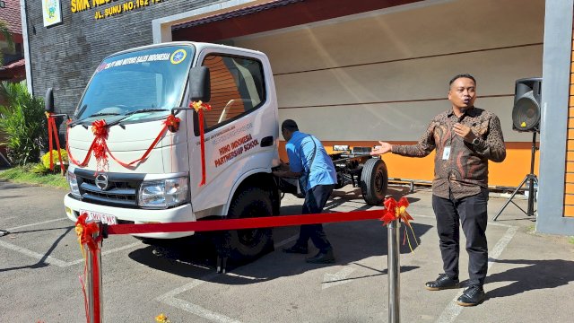 Bantuan truk yang diberikan Hino kepada SMK 5 Makassar sebagai bahan pembelajaran. Foto: Sri Wahyu Diastuti / Sulselsatu.com