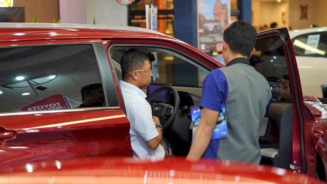Konsumen Kalla Toyota saat melihat unit di pameran. Foto: Istimewa.