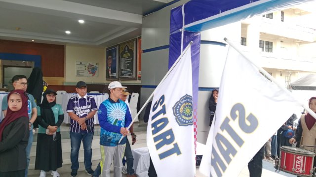 Pelepasan peserta jalan sehat oleh Rektor Unismuh Makassar Dr Rakhim Nanda. Ist