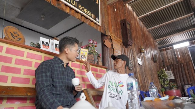 Pengunjung saat mencoba Kopi Batui. Foto: Istimewa.