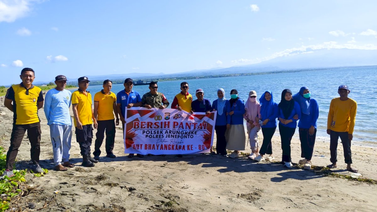 Jelang 1 Juli, Sinergitas Pemcam dan Polsek Arungkeke Sasar Sampah di Pesisir Pantai Petang