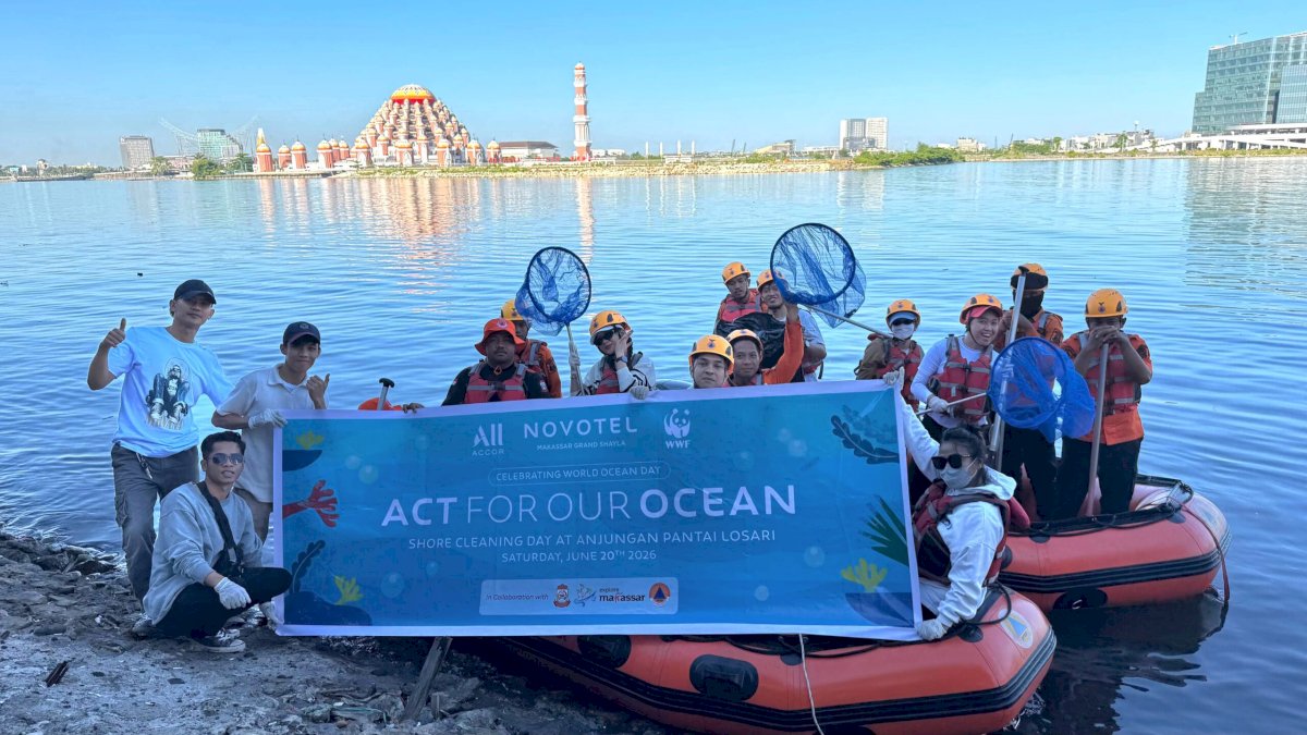 Novotel Makassar Bersihkan Pantai Losari, Kumpulkan 350 Kg Sampah