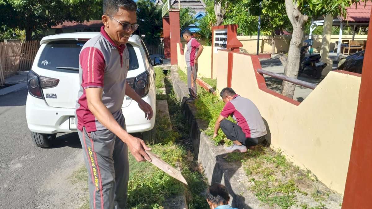 Pimpin Aksi Bersih-bersih Kantor, Kapolsek Arungkeke: Biar Masyarakat Nyaman Saat Dilayani