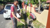 Pimpin Aksi Bersih-bersih Kantor, Kapolsek Arungkeke: Biar Masyarakat Nyaman Saat Dilayani