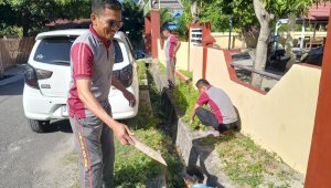 Pimpin Aksi Bersih-bersih Kantor, Kapolsek Arungkeke: Biar Masyarakat Nyaman Saat Dilayani