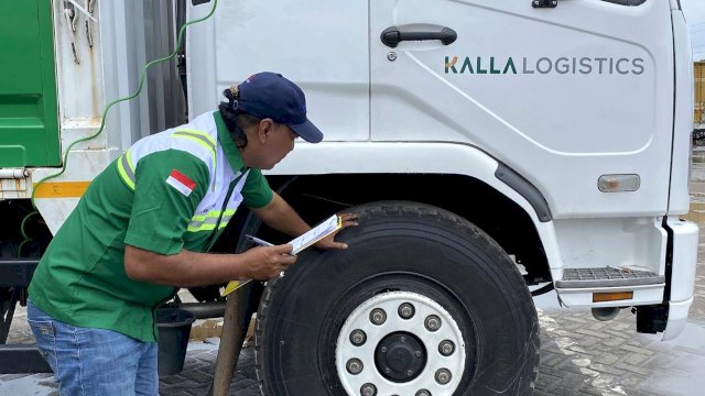 Seorang petugas melakukan pengecekan pada salah satu armada tranposrter di stock yard Kalla Logistics di Kawasan Industri Makassar (KIMA), beberapa waktu lalu. Foto: Istimewa.