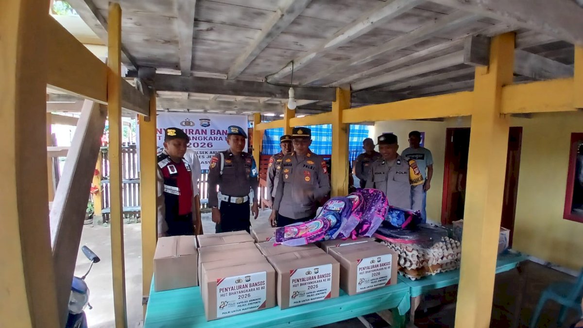 Sambut HUT Bhayangkara ke-80, Polsek Arungkeke Salurkan Bansos Sembako dan Perlengkapan Sekolah