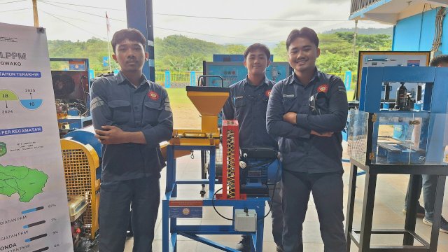Mahasiswa Politeknik Sorowako bersama dengan karya mesin sebagai tugas akhirnya. Foto: Sri Wahyu Diastuti / Sulselsatu.com.