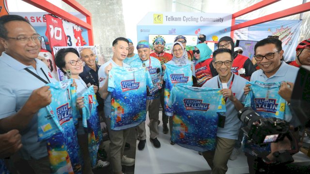 Direktur Utama Telkom Dian Siswarini bersama jajaran Direksi dan Senior Leader TelkomGroup mengunjungi booth Telkom Cycling Community pada rangkaian HUT ke-61 Telkom di The Telkom Hub. Foto: Istimewa.