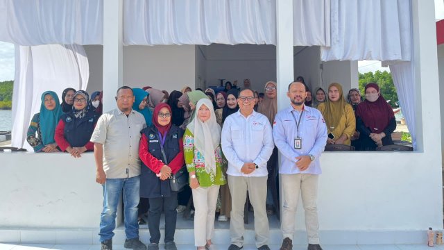 OJK Sulselbar edukasi keuangan keluarga nelayan di Sinjai. Foto: Istimewa.