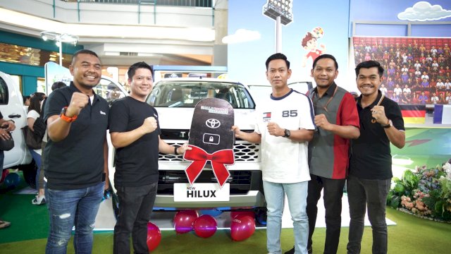 Penyerahan kunci kepada konsumen New Hilux saat pameran Kalla Toyota di MaRI. Foto: Istimewa.