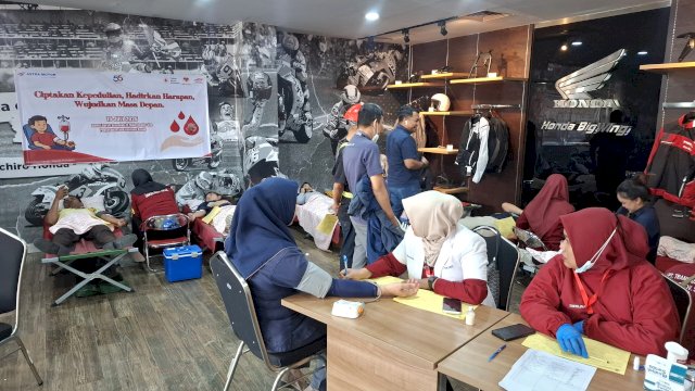 Donor darah HUT ke-56 Astra Motor di Astra Motor Sulsel Jalan Alauddin Makassar. Foto: Istimewa.