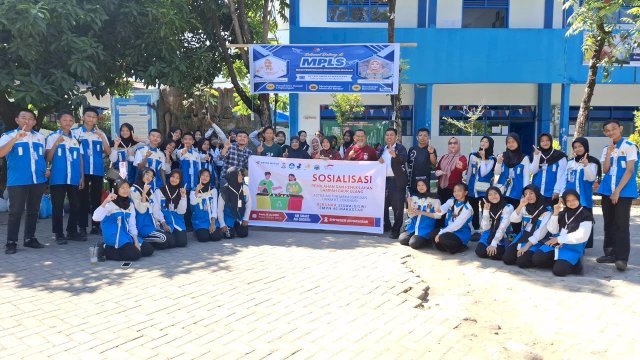 Asmo Sulsel edukasi siswa SMPN 40 Makassar pilah sampah. Foto: Istimewa.