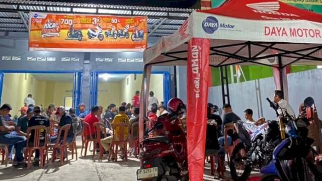 Lomba domino di Daya Motor Palopo untuk mempererat silaturahmi bersama masyarakat. Foto: Istimewa.