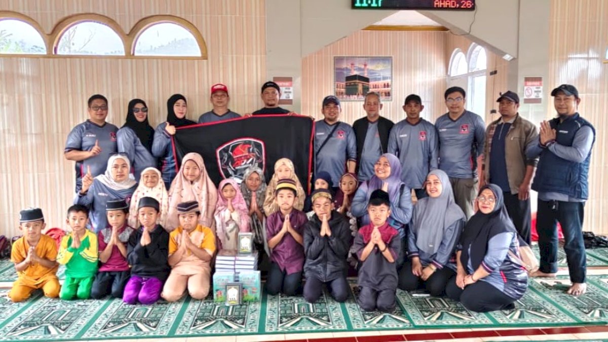 Honda ADV Chapter Gowa Berbagi Al-Qur’an dan Buku Ibadah di Desa Kanreapia
