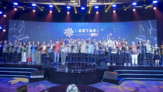 Telkom meraih Lestari Award 2026 pada kategori Talent Management yang diserahkan langsung oleh Menteri Koordinator Bidang Infrastruktur dan Pembangunan Kewilayahan RI Agus Harimurti Yudhoyono. Foto: Istimewa.