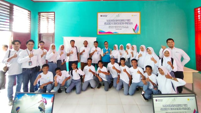 PLN UIP Sulawesi serahkan bantuan laboratoroum TIK bagi siswa SMKN 1 Konawe Utara. Foto: Istimewa.