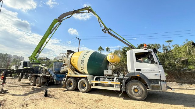 Kalla Beton suplay ready mix pembangunan Stadion Sudiang. Foto: Istimewa.