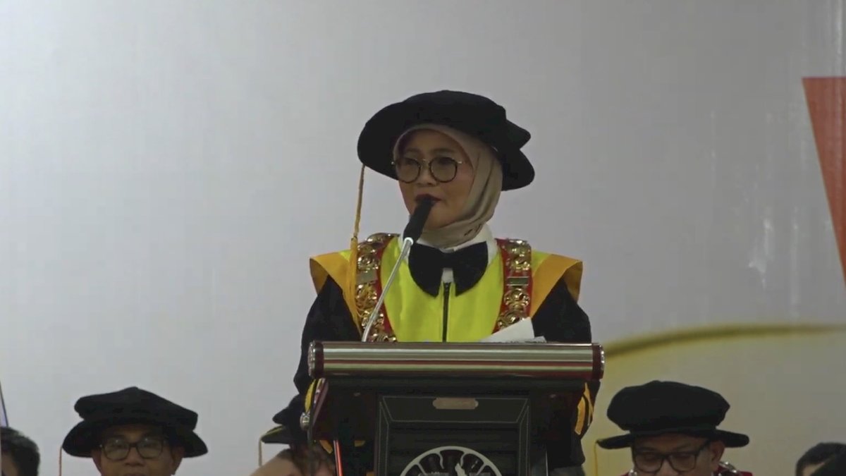 Plt Rektor UNM Prof Farida Kukuhkan 1.065 Wisudawan, 71,74 Persen Raih Predikat Cumlaude