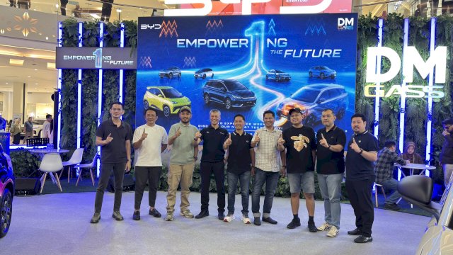 Foto bersama usai talkshow bertajuk "Mobilitas Masa Depan Dimulai Hari Ini" yang digelar di Atrium Trans Studio Mall (TSM) Makassar, Minggu 26/7/2026 (Sulselsatu.com)
