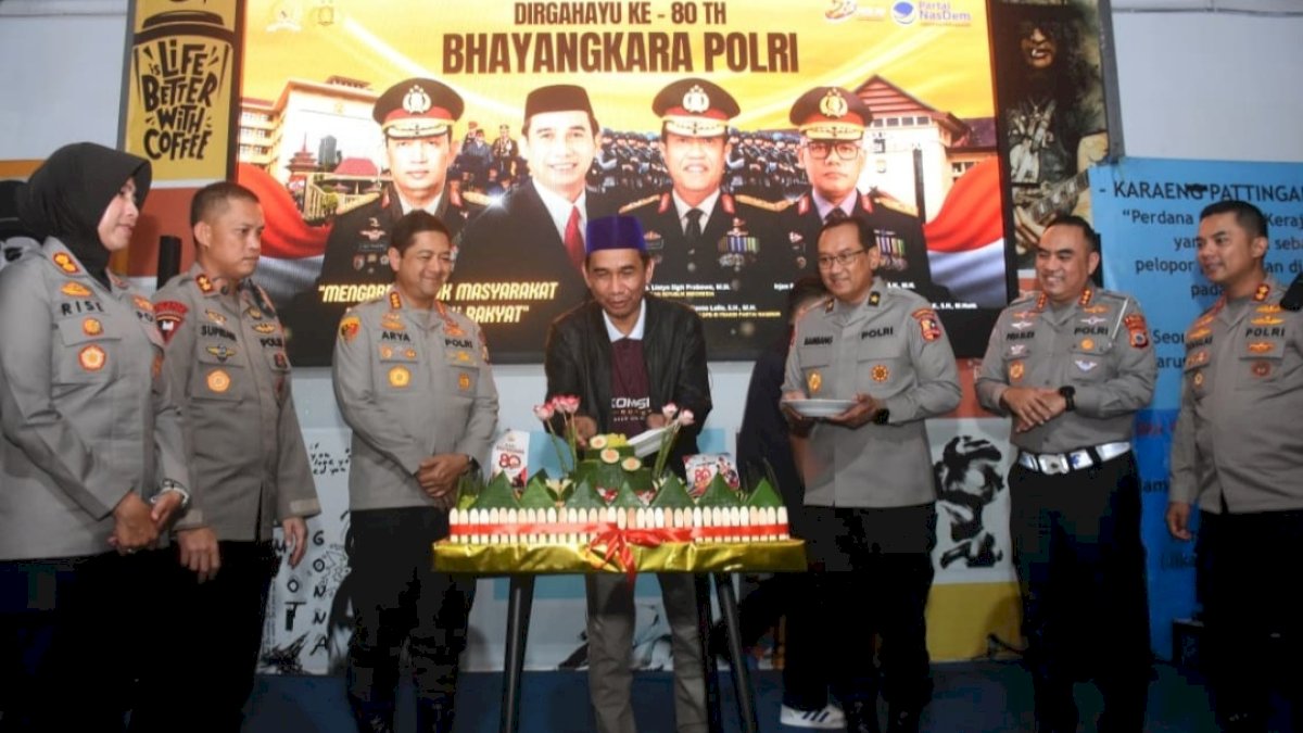 HUT Bhayangkara ke-80, Rudianto Lallo Salurkan 1.000 Paket Sembako untuk Warga Makassar