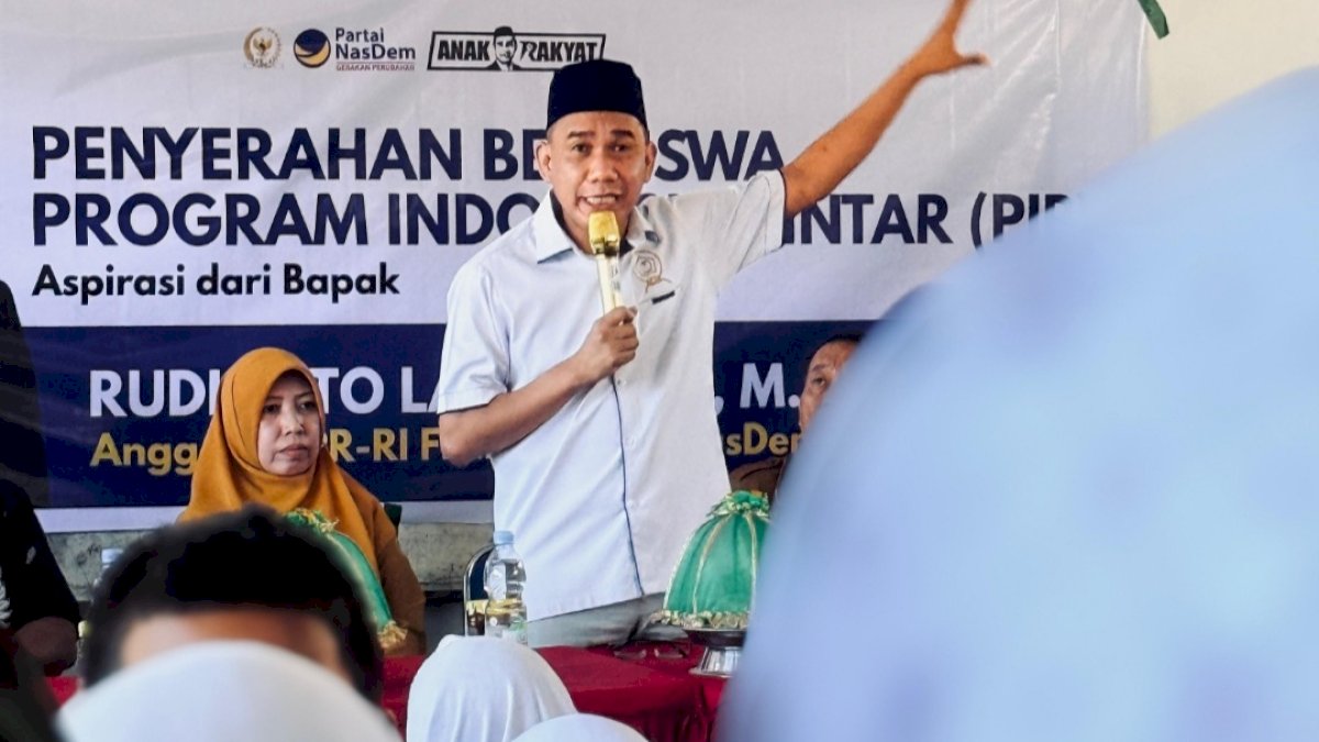 Serahkan Bantuan Beasiswa PIP, Rudianto Lallo: Jangan Ada Anak Putus Sekolah