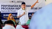 Serahkan Bantuan Beasiswa PIP, Rudianto Lallo: Jangan Ada Anak Putus Sekolah