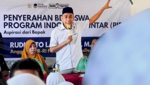 Serahkan Bantuan Beasiswa PIP, Rudianto Lallo: Jangan Ada Anak Putus Sekolah