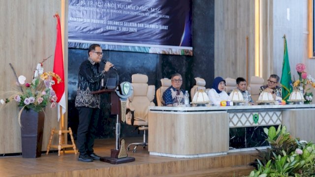 Kepala OJK Sulselbar Moch. Muchlasin saat memberi sambutan dalam kegiatan edukasi keuangan di Barru. Foto: Istimewa.