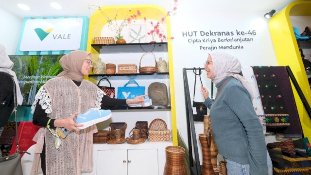 Pengunjung saat melihat produk UMKM binaan PT Vale di HUT Dekranas 2026. Foto: Istimewa.
