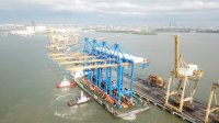 Pelindo Marine Perkuat Efisiensi Logistik dengan Pengiriman QCC dan RTG Baru