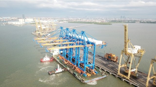 Pelindo Marine perkuat efisiensi logistik dengan pengiriman QCC dan RTG baru. Foto: Istimewa.