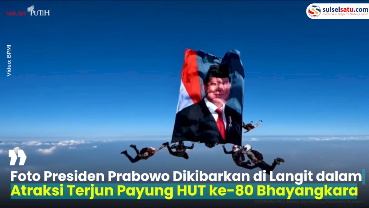 VIDEO: Foto Presiden Prabowo Dikibarkan di Langit dalam Atraksi Terjun Payung HUT ke-80 Bhayangkara