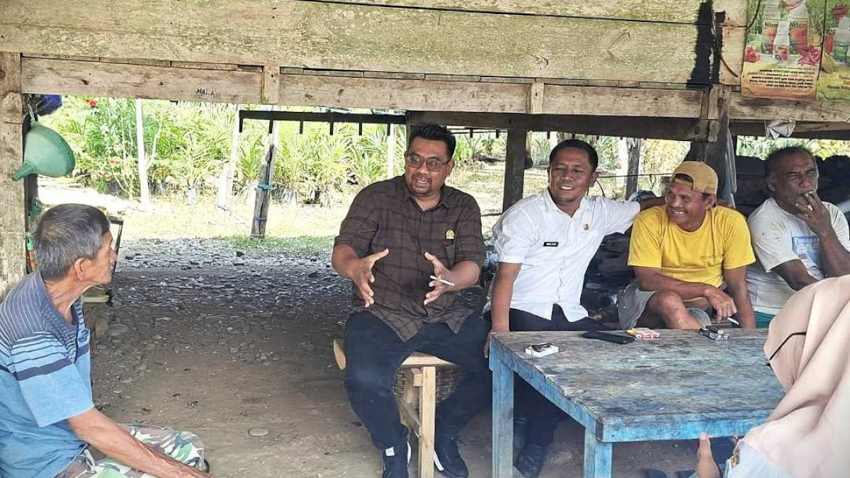 Tak Ingin Gagal Panen, Anggota DPRD Kabupaten Luwu Timur Turunkan Damkar Bantu Lahan Petani Kalpataru