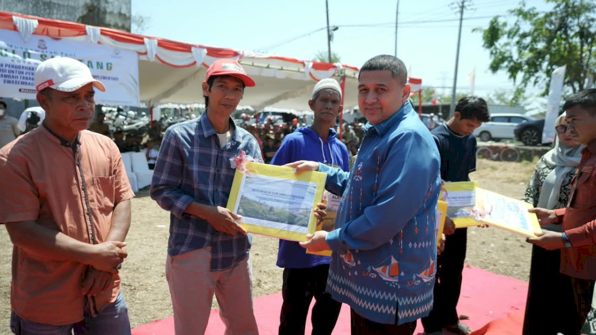 Munafri Salurkan 2.000 Liter Pupuk dan Ribuan Kilogram Benih untuk Kelompok Tani Makassar