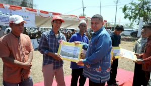 Munafri Salurkan 2.000 Liter Pupuk dan Ribuan Kilogram Benih untuk Kelompok Tani Makassar