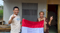 Sekretariat DPRD Luwu Timur Bagikan Bendera Merah Putih Sambut Hari Kemerdekaan