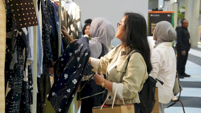 Pengunjung saat melihat produk UMKM di KKI 2026. Foto: Istimewa.