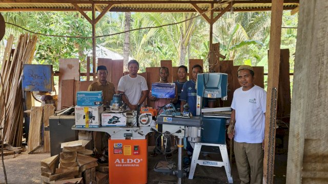 Bantuan peralatan dari PLN UIP Sulawesi kepada UMKM mebel. Foto: Istimewa.