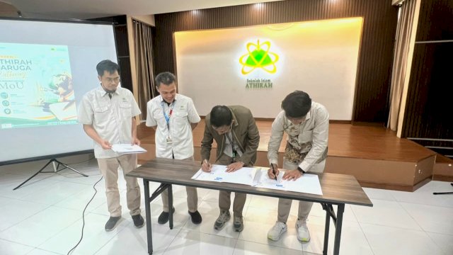 Penandatanganan kerja sama SMA Islam Athirah Bukit Baruga kerja sama Schoters. Foto: Istimewa.