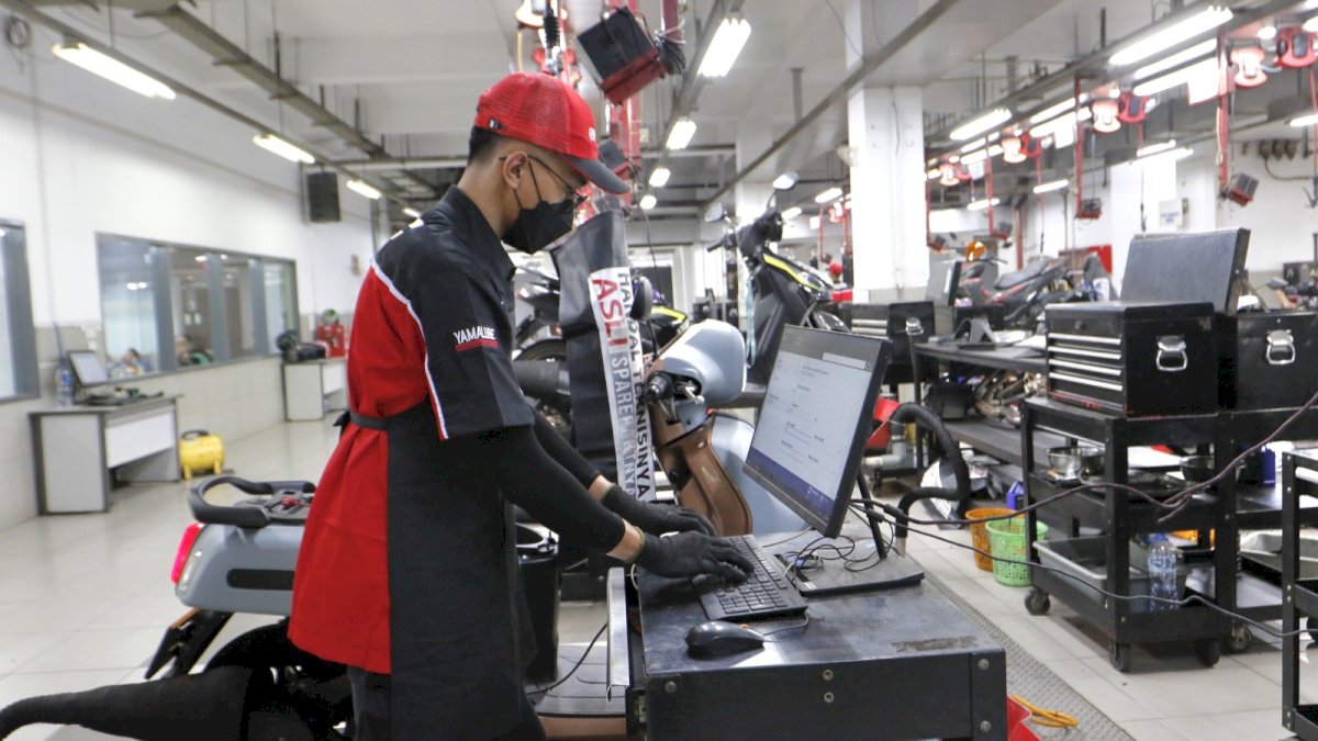 Bukan Cuma Ganti Oli, Ini Panduan Servis Motor untuk Pengendara Wanita