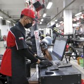 Bukan Cuma Ganti Oli, Ini Panduan Servis Motor untuk Pengendara Wanita