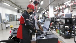 Bukan Cuma Ganti Oli, Ini Panduan Servis Motor untuk Pengendara Wanita